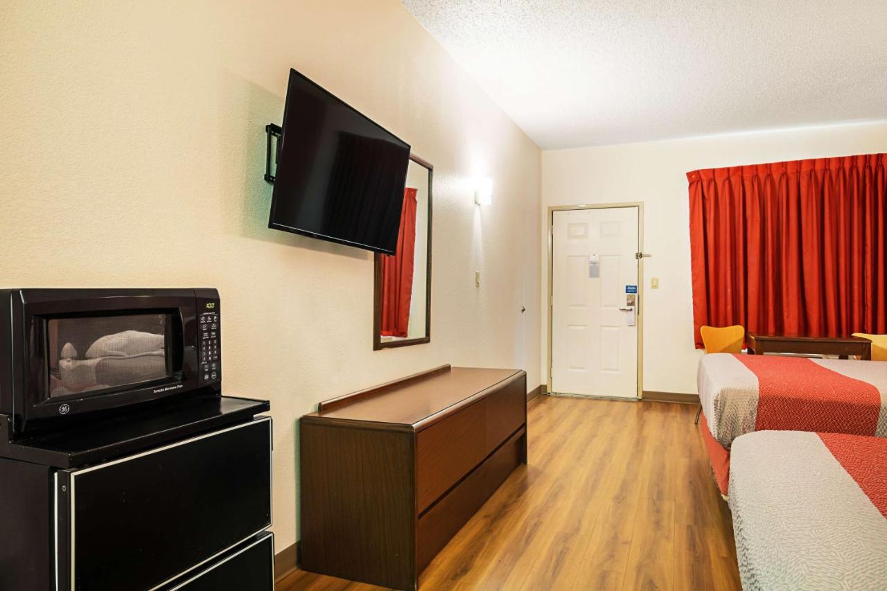 Hotel 6-covington, Tn 2*